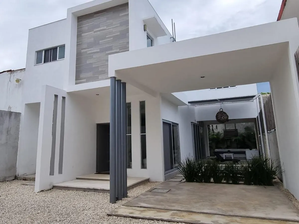 Modern Villa Rutelena +Good Location+Pool+Ac+Sleeps 12 Playa del Carmen